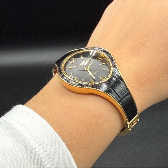 Vintage Avon Bold Cuff Black with Gold-Trimmed Wristwatch - Working - Picture 9 of 17